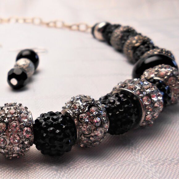 No 296 Handmade necklace with pearls and metal pieces and earrings - Picture 5 of 5